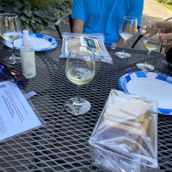 Elliston Vineyards - Chilled champagne for tasting . - Wineries Near Me - Sunol, California