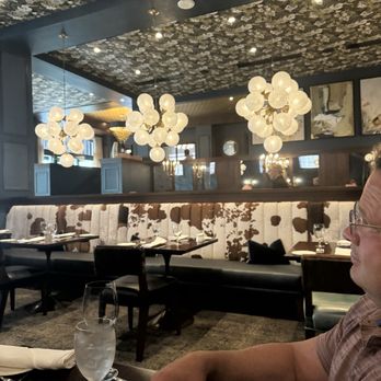 William & Henry Steakhouse - Gorgeous decor - Steakhouses Near Me - Lynchburg, Virginia William & Henry Steakhouse - Gorgeous decor - Steakhouses Near Me - Lynchburg, Virginia