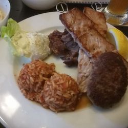 Zeus - Nr. 62 -'- "Hera-Teller" : Gyros,  zwei Souflaki, 1 Zuzuki, Tomatenreis, Krautsalat.