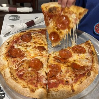 Manhattan Chicago Pizza Kendall - Pizza Near Me - Miami, Florida