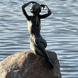 Seejungfrau im Dieksee - ... da räkelt sie sich ...