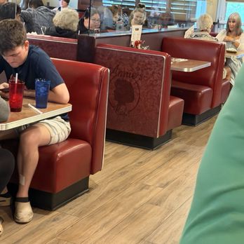 Annie's Cafe - Temecula - Empty booth - Breakfast & Brunch Near Me - Temecula, California