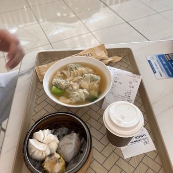 都爹利會館 - Dumplings noodle soup and dim sum were good. It was satisfying and tasted very good. HK style milk tea was also good. - Dim Sum Near Me - Hong Kong, HK 都爹利會館 - Dumplings noodle soup and dim sum were good. It was satisfying and tasted very good. HK style milk tea was also good. - Dim Sum Near Me - Hong Kong, HK