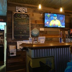 Lucky Dogs Pizzeria & Taproom - Bar area