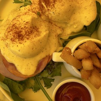 Flipper's - Benedict's.    Yellow tinge due to yellow umbrella (this is after color correction) - Pancakes Near Me - West Hollywood, California