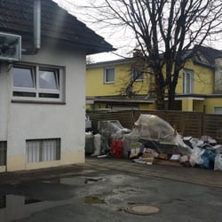 Mon Ami - Gerümpel hinterm Haus, wo die Parkplätze sind. Herzlich Willkommen!
