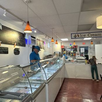 Sundaes On Broadway - Interior - Ice Cream & Frozen Yogurt Near Me - Wind Gap, Pennsylvania Sundaes On Broadway - Interior - Ice Cream & Frozen Yogurt Near Me - Wind Gap, Pennsylvania