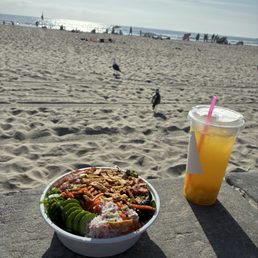 Poke and pineapple mango lemonade Poke and pineapple mango lemonade