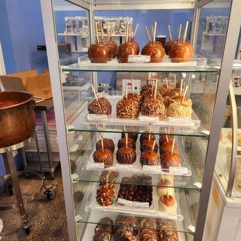 Kilwins Ice Cream - Chocolate - Fudge - Caramel apple display - Desserts Near Me - Pompano Beach, Florida