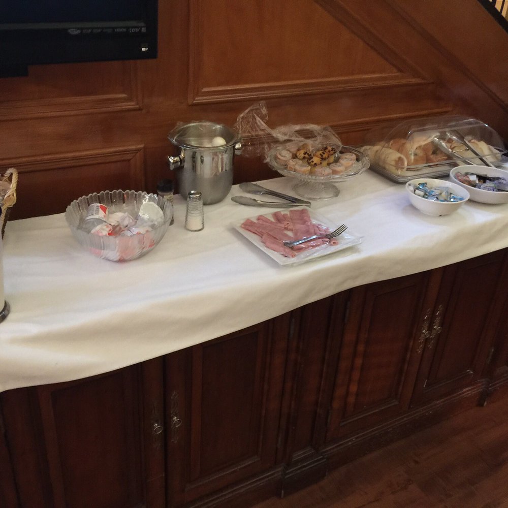 Governors Inn - Breakfast - Hotels Near Me - Tallahassee, Florida