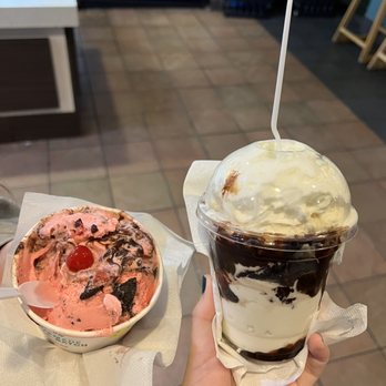Marble Slab Creamery - Strawberry Skydive Sundae (left) and brownie sundae (right) - Ice Cream & Frozen Yogurt Near Me - Columbia, South Carolina Marble Slab Creamery - Strawberry Skydive Sundae (left) and brownie sundae (right) - Ice Cream & Frozen Yogurt Near Me - Columbia, South Carolina