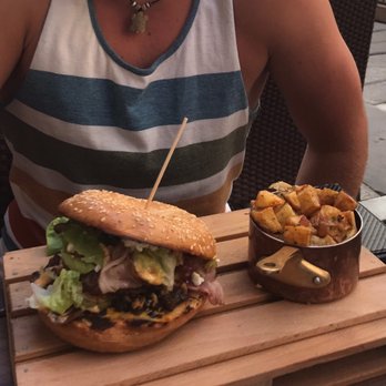 Via Marine - L'hamburger signature, avec son fromage corse et des lamelles lonzu - Mediterranean Near Me - Calvi, 2B Via Marine - L'hamburger signature, avec son fromage corse et des lamelles lonzu - Mediterranean Near Me - Calvi, 2B