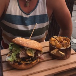 Via Marine - L'hamburger signature, avec son fromage corse et des lamelles lonzu