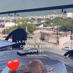 La Petite Bretonne - Strawberry w/ lechera crepe w/ ice cream