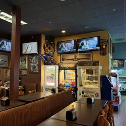 Straw Hat Pizza - Main room