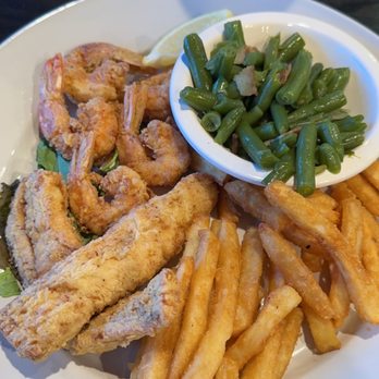Hurricane Mo's - Only two strips of mahi and little bit of shrimp for $21.99 - Bars Near Me - Kitty Hawk, North Carolina