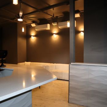 A Night In Texas 4枚セット Crown Mark Cadence 4-Piece Queen Bedroom Set in Black and White