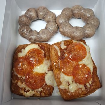 Liliha Bakery - Poi Mochi Donuts & Pepperoni Pizza Rolls - Bakeries Near Me - Honolulu, Hawaii