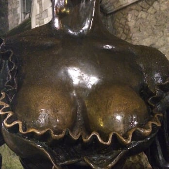 Molly Malone Statue - Boobs - Landmarks & Historical Buildings Near Me - Dublin, D Molly Malone Statue - Boobs - Landmarks & Historical Buildings Near Me - Dublin, D