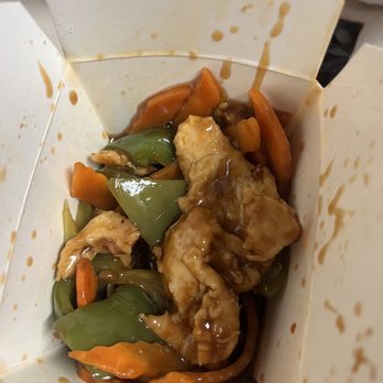 Great Wall Chinese Restaurant - chicken and vegetables in a box - Chinese Near Me - Minneapolis, Minnesota