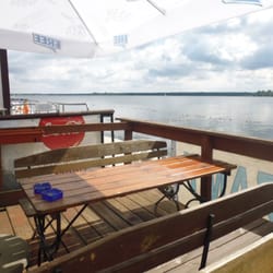 Water Club - Z lądu widać lepiej taflę wody i zielone brzegi.