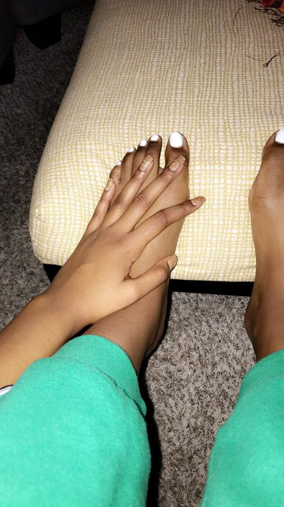 Lee Nails Logo