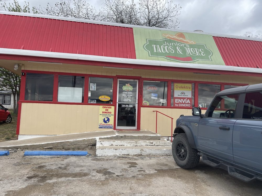 Junior’s Taco's & More Logo