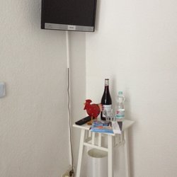 Hotel zum Stern - Flatscreen im Eck als Herausforderung an die Körperbeweglichkeit. Man beachte die „stylische“ Kabelverkleidung in black & white