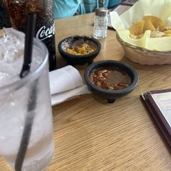 Mi Tierra - Standard tortilla chips, refried beans (slightly burnt), and house salsa. Hopeful for the meal...