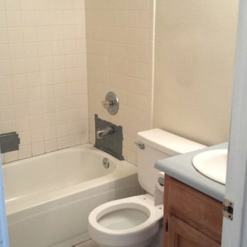 Lunas Cleaning - (after) Hall bathroom - Home Cleaning Near Me