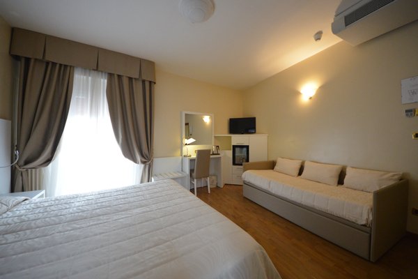 Hotel University by null