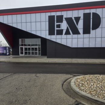 EXP - Exterior. Free parking lot. - Virtual Reality Centers Near Me - Rosemont, Illinois