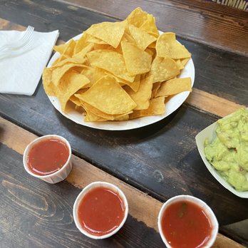 Jawz Mexican Grill - Guacamole and salsa w chips - Mexican Near Me - Kihei, Hawaii