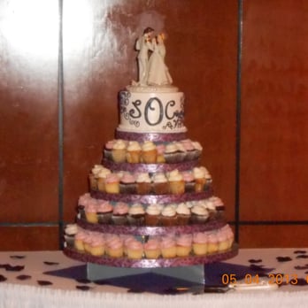 Freeport Bakery - Cake and mini cupcakes from Freeport Bakery - Bakeries Near Me - Sacramento, California