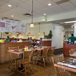 Wolfy’s Leesburg Restaurant - Dining room.
