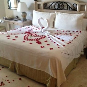 Sandos Cancun - Honeymoon bedding... cheesy but thoughtful! - Hotels Near Me - Cancún, ROO