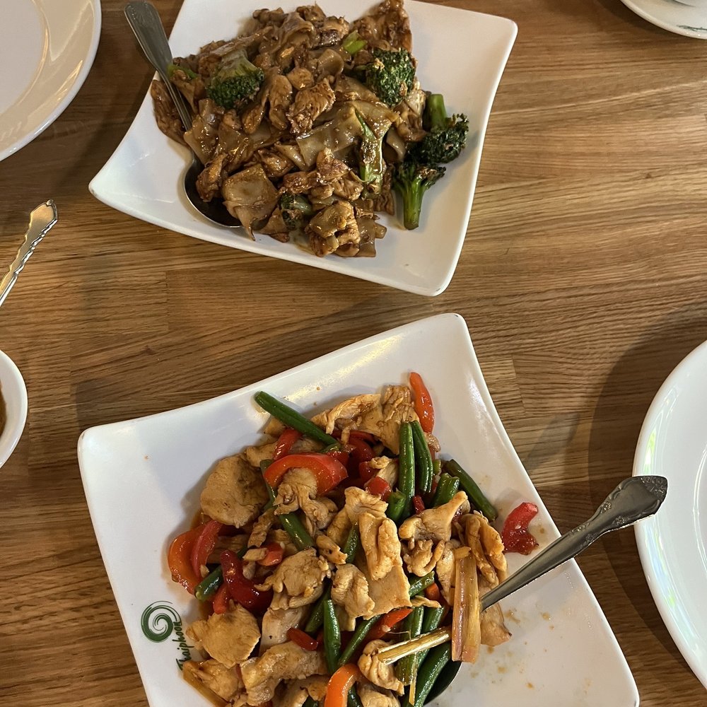 Thaiphoon - Pad see ew, Thai lemongrass stir fried - Thai Near Me - Palo Alto, California Thaiphoon - Pad see ew, Thai lemongrass stir fried - Thai Near Me - Palo Alto, California