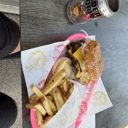 Burger with raw onions