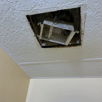 Hilltop Inn - Bathroom ceiling fan broken - Hotels Near Me - North Smithfield, Rhode Island
