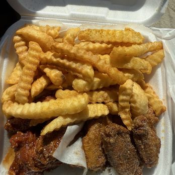 Wings n Grill - Ten Wings Combo (Left: Hot Honey Lemon Pepper; Right: HoneyGarlic+Teriyaki ) - American Near Me - Decatur, Georgia