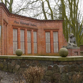 Mahnmal im Schlosspark - Funeral Services & Cemeteries Near Me - Husum, SH