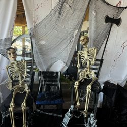 Vida Mariscos - Outdoor decor during Halloween