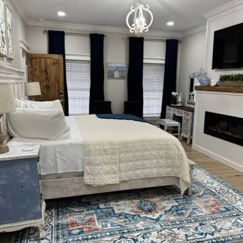 The Opal House - The Sapphire and Blush retreat. Larger room of the two. - Hotels Near Me - Low Moor, Virginia The Opal House - The Sapphire and Blush retreat. Larger room of the two. - Hotels Near Me - Low Moor, Virginia