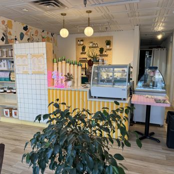 Teaspoons & Co. - Front counter and empty pastry display~ - Bubble Tea Near Me - Burnaby, British Columbia