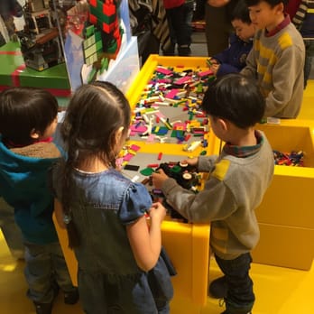 Boutique Lego - Build stations! - Toy Stores Near Me - Laval, Quebec