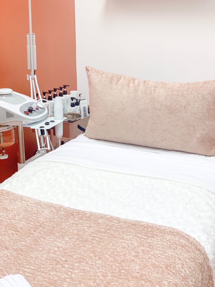 Brittnnee's Beauty Bar Logo