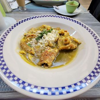 La Hoja Cafe - Pork rinds and eggs in a green sauce. - Mexican Near Me - Santiago de Querétaro, QUE