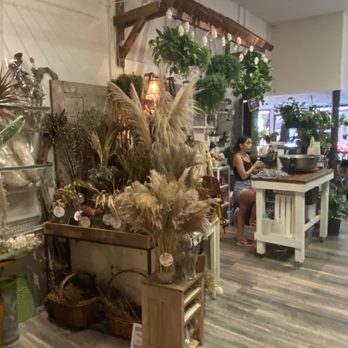 Ruby And Rust - Dried flower bar - Home Decor Near Me - Winter Garden, Florida