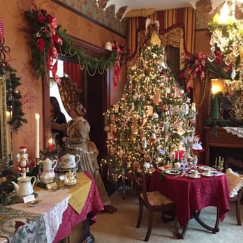Schuster Mansion Bed & Breakfast - Gorgeous tree & a selection of 7 different teas to try at their high tea - Bed & Breakfast Near Me - Milwaukee, Wisconsin