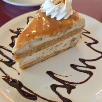 Kula Bistro - Butter pecan ice cream with carrot cake - Italian Near Me - Kula, Hawaii